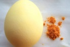 Крашеные яйца куркумой (желтые)