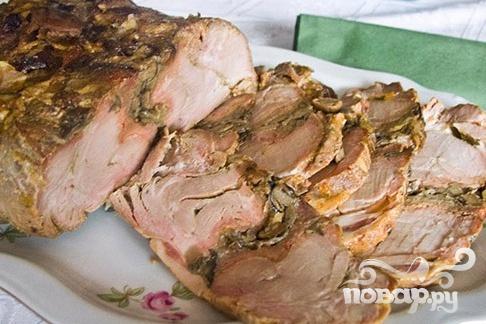 Рецепт Шейка свиная, запеченная с грибами и айвой